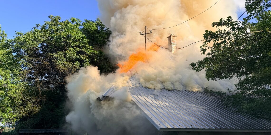 Incendiu la o gospodărie din Horodnic de Sus, din cauza unui cablu electric defect. Pompierii au intervenit cu patru autospeciale de stingere