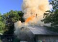 Incendiu la o gospodărie din Horodnic de Sus, din cauza unui cablu electric defect. Pompierii au intervenit cu patru autospeciale de stingere