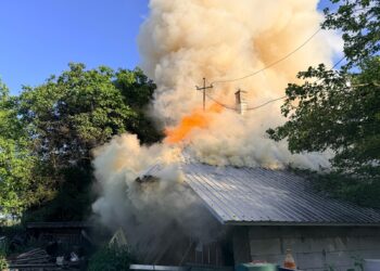Incendiu la o gospodărie din Horodnic de Sus, din cauza unui cablu electric defect. Pompierii au intervenit cu patru autospeciale de stingere