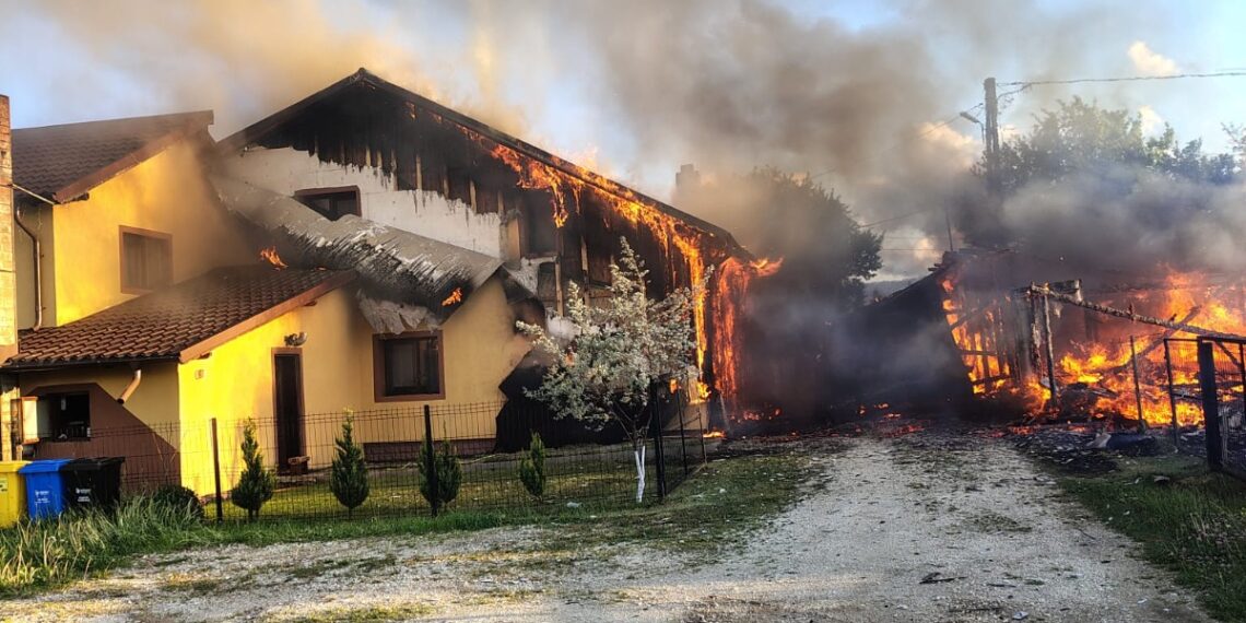 Incendiu puternic la o gospodărie din Neagra Șarului. Flăcările au distrus două anexe și au afectat grav locuința