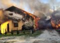Incendiu puternic la o gospodărie din Neagra Șarului. Flăcările au distrus două anexe și au afectat grav locuința