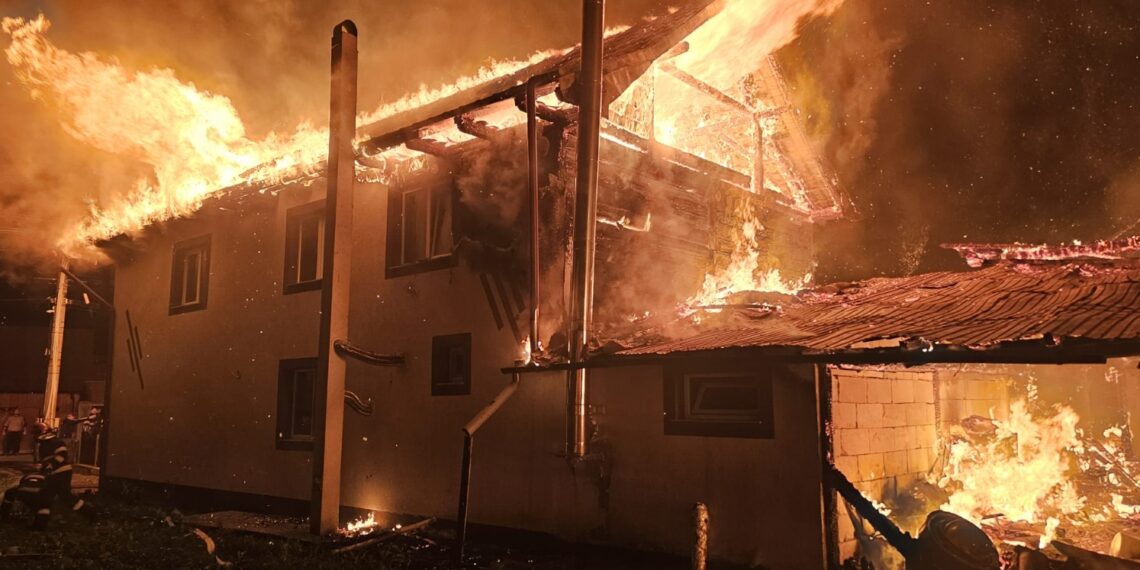 Incendiu puternic la Ostra, în miez de noapte. Un vecin a suferit arsuri la mâini, iar un porc a pierit. Pompierii s-au luptat peste patru ore cu flăcările
