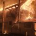 Incendiu puternic la Ostra, în miez de noapte. Un vecin a suferit arsuri la mâini, iar un porc a pierit. Pompierii s-au luptat peste patru ore cu flăcările