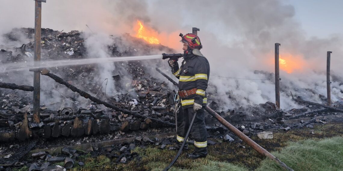 Noapte de foc la Stroiești. Un incendiu izbucnit la stația de sortare a deșeurilor a mobilizat pompieri din trei subunități