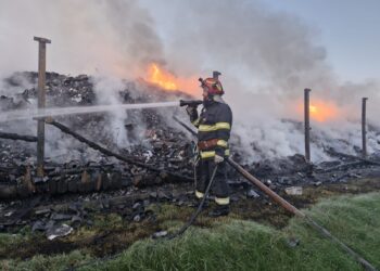 Noapte de foc la Stroiești. Un incendiu izbucnit la stația de sortare a deșeurilor a mobilizat pompieri din trei subunități