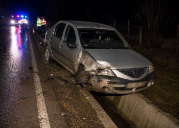 Șofer băut, rănit după ce a intrat cu mașina într-un șanț de beton între Costâna și Dărmănești, la 4 dimineața. Un pasager a ajuns și el la spital