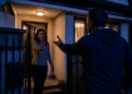 Bărbat reținut după ce a încălcat ordinul de protecție, a intrat în casa soției și i-a furat telefonul și toate cheile din locuință. Femeia a fugit speriată la sora sa