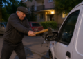 Amendă penală pentru un pensionar din Suceava care a distrus cu toporul oglinda unei mașini parcate ”pe locul său”