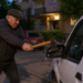 Amendă penală pentru un pensionar din Suceava care a distrus cu toporul oglinda unei mașini parcate ”pe locul său”