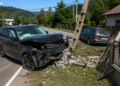 O șoferiță beată a făcut prăpăd în Sucevița cu un Range Rover. A lovit din spate o mașină care vira la stânga, apoi a rupt un stâlp de electricitate și a distrus gardul și poarta unei gospodării