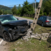 O șoferiță beată a făcut prăpăd în Sucevița cu un Range Rover. A lovit din spate o mașină care vira la stânga, apoi a rupt un stâlp de electricitate și a distrus gardul și poarta unei gospodării