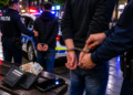 Doi tineri din Câmpulung Moldovenesc, reținuți după ce ar fi furat banii și telefonul unui tânăr aflat în stare de ebrietate. Victima și-a schimbat de mai multe ori declarațiile privind suma dispărută