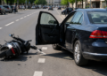 Un scuterist din Turkmenistan a fost rănit în centrul Sucevei după ce un șofer a deschis portiera fără să se asigure