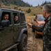 Amendă penală de 3.000 de lei pentru un fermier care a amenințat cu moartea doi turiști și le-a tăiat cauciucurile Jeep-ului cu un cuțit. A crezut că i-au furat trei berbeci și a vrut să-și facă singur dreptate