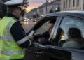 A băut aproximativ un litru de bere dintr-un PET de 2 litri și s-a urcat la volan. Șoferul, care își plimba soția prin Siret, a fost oprit de polițiști în centrul orașului