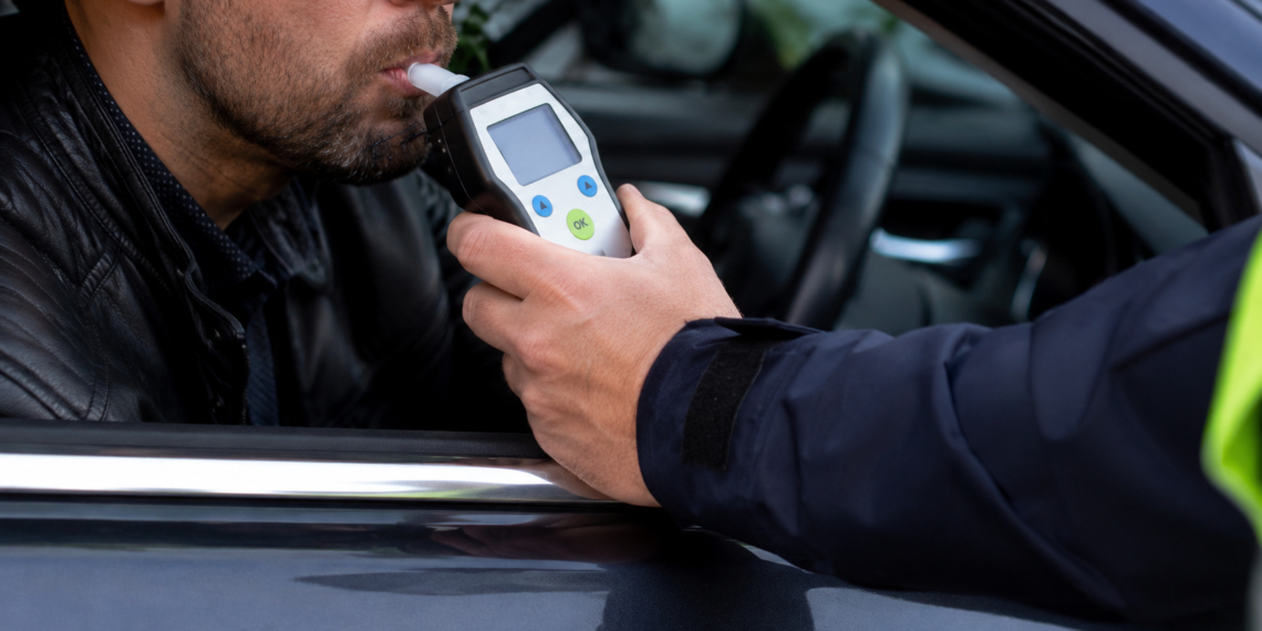 Șoferul cu permisul suspendat, prins beat la volan în fața magazinului DanyGry, a fost reținut pentru 24 de ore