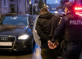 De la volan, direct în arest. Bărbat fără permis, prins rupt de beat la volanul unui Audi cu numere false, ”cazat” 24 de ore în beciul IPJ Suceava