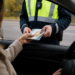 Închisoare cu suspendare pentru o șoferiță care a strecurat 200 de lei în actele oferite polițiștilor după ce a fost prinsă de radar. Femeia a spus că are o situație tensionată cu soțul din cauza altor amenzi rutiere: ”Sunt pentru o cafea”
