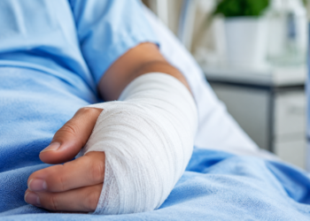 Un chefliu a ajuns la spital după ce alcoolul i-a învins rațiunea. S-a tăiat la mână după ce a lovit cu pumnul ușa de termopan a gazdei, supărat că un vecin le-a cerut să dea muzica mai încet