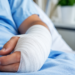 Un chefliu a ajuns la spital după ce alcoolul i-a învins rațiunea. S-a tăiat la mână după ce a lovit cu pumnul ușa de termopan a gazdei, supărat că un vecin le-a cerut să dea muzica mai încet
