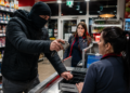 Tânăr de 23 de ani, condamnat la 4 ani de închisoare după ce a tâlhărit două angajate ale unui Profi din Suceava. Mascat și înarmat cu o piatră ascuțită, le-a amenințat cu moartea: ”Dă-mi banii sau te omor!”