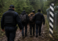 Ucrainean condamnat la închisoare cu suspendare după ce a călăuzit doi conaționali peste graniță, prin pădurile din zona Vicovu de Sus. Cei doi migranți plătiseră câte 5.000 de euro pentru a ajunge ilegal în România