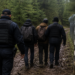 Ucrainean condamnat la închisoare cu suspendare după ce a călăuzit doi conaționali peste graniță, prin pădurile din zona Vicovu de Sus. Cei doi migranți plătiseră câte 5.000 de euro pentru a ajunge ilegal în România