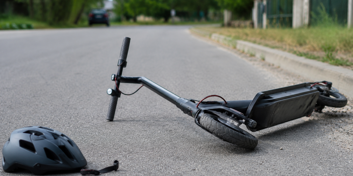 O fată de 17 ani a suferit un traumatism cranio-cerebral după ce a căzut de pe o trotinetă electrică condusă de sora sa de 15 ani. Cea din urmă a fost sancționată contravențional
