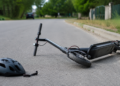 O fată de 17 ani a suferit un traumatism cranio-cerebral după ce a căzut de pe o trotinetă electrică condusă de sora sa de 15 ani. Cea din urmă a fost sancționată contravențional