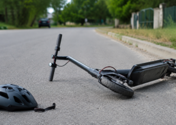 O fată de 17 ani a suferit un traumatism cranio-cerebral după ce a căzut de pe o trotinetă electrică condusă de sora sa de 15 ani. Cea din urmă a fost sancționată contravențional