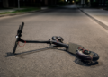 Doi frați de 13 și 14 ani au ajuns la spital după ce au căzut de pe aceeași trotinetă electrică