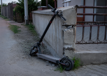 Adolescentă de 14 ani, transportată la spital după ce s-a izbit cu trotineta electrică de un podeț, în Șcheia. Împrumutase trotinetă pentru a cumpăra sucuri de la magazin
