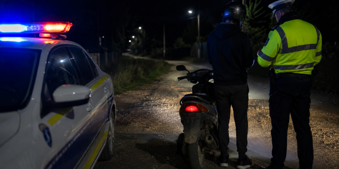 A ignorat semnalele polițiștilor și a fugit pe drumuri pietruite cu un moped fără acte. Tânărul era băut și fără permis