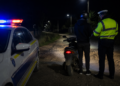 A ignorat semnalele polițiștilor și a fugit pe drumuri pietruite cu un moped fără acte. Tânărul era băut și fără permis