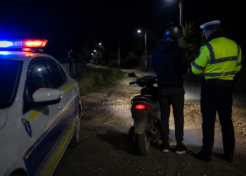 A ignorat semnalele polițiștilor și a fugit pe drumuri pietruite cu un moped fără acte. Tânărul era băut și fără permis