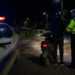 A ignorat semnalele polițiștilor și a fugit pe drumuri pietruite cu un moped fără acte. Tânărul era băut și fără permis