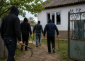 Închisoare cu suspendare pentru unul dintre cei patru bărbați care au năvălit înarmați cu coase și pari în curtea unei familii din Șcheia. Doi au scăpat după retragerea plângerii, iar unul a primit o măsură educativă