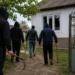 Închisoare cu suspendare pentru unul dintre cei patru bărbați care au năvălit înarmați cu coase și pari în curtea unei familii din Șcheia. Doi au scăpat după retragerea plângerii, iar unul a primit o măsură educativă
