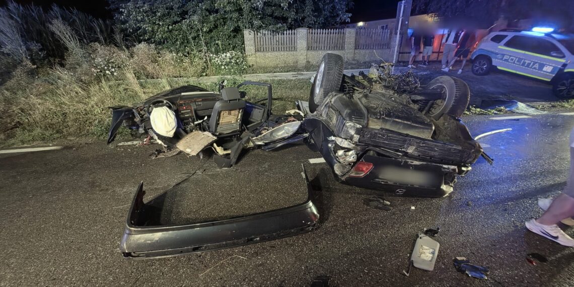 Un bosâncean de 24 de ani a scăpat cu viață dintr-un accident extrem de violent la Cumpărătura, după ce a lovit un podeț, a rulat prin șanț și s-a izbit cu Mercedesul de un stâlp de electricitate. Mașina s-a rupt în două, iar șoferul a fost aruncat în exterior