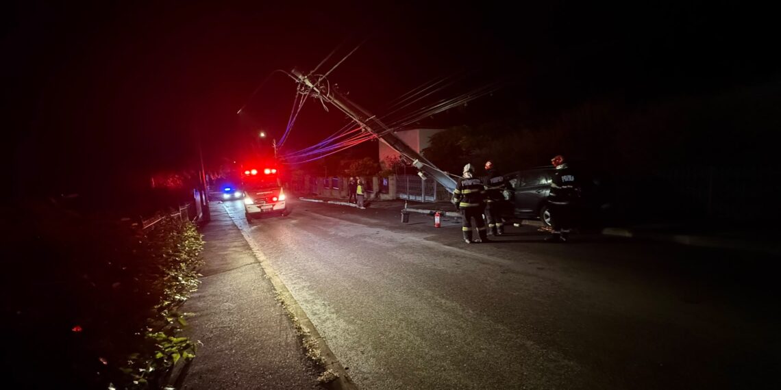 Șoferul de 43 de ani care s-a oprit cu mașina într-un stâlp de beton s-a stins din viață la spital