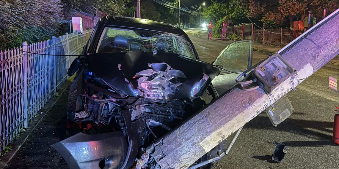 Șoferul de 43 de ani care s-a oprit cu mașina într-un stâlp de beton s-a stins din viață la spital