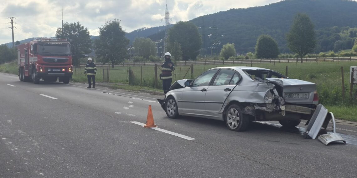 Detalii despre accidentul rutier de la Frasin, soldat cu doi răniți. Șoferul unei autoutilitare nu s-a asigurat corespunzător și a intrat în coliziune cu un BMW angajat în depășire. Tânărul aflat la volanul BMW-ului era beat
