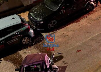 Un șofer băut a făcut prăpăd pe strada Alexandru cel Bun din Suceava, după miezul nopții. Cinci autoturisme au fost avariate
