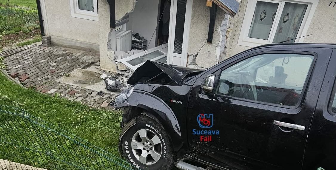 Șofer beat, cu o alcoolemie de 0,85 mg/l, a intrat cu Nissanul într-o casă, la Panaci