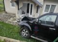 Șofer beat, cu o alcoolemie de 0,85 mg/l, a intrat cu Nissanul într-o casă, la Panaci