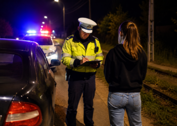 Puștoaică de 17 ani, prinsă la volan fără permis. A încercat să schimbe locul cu proprietarul mașinii când a văzut poliția