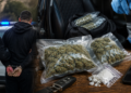 Condamnare definitivă la 4 ani și 3 luni de închisoare pentru recidivistul prins la Pojorâta cu peste 3 kilograme de canabis și aproape 3 grame de droguri de mare risc în mașină, în timp ce era cu fiul minor. Conducea drogat cu cocaină ”îndoită” cu amfetamină