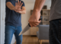 Tată reținut după ce și-ar fi atacat fiul cu un cuțit, la Vatra Dornei. Conflictul ar fi pornit de la un teren