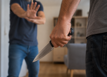 Tată reținut după ce și-ar fi atacat fiul cu un cuțit, la Vatra Dornei. Conflictul ar fi pornit de la un teren