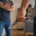Tată reținut după ce și-ar fi atacat fiul cu un cuțit, la Vatra Dornei. Conflictul ar fi pornit de la un teren